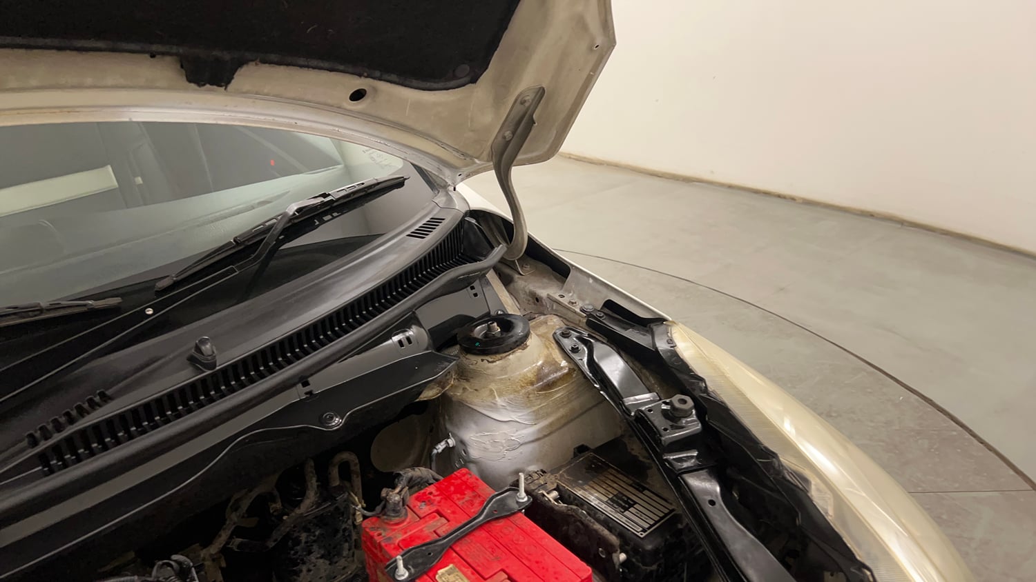 Used 2012 Maruti Suzuki Swift VXi Petrol Manual engine ENGINE LEFT SIDE HINGE & APRON VIEW