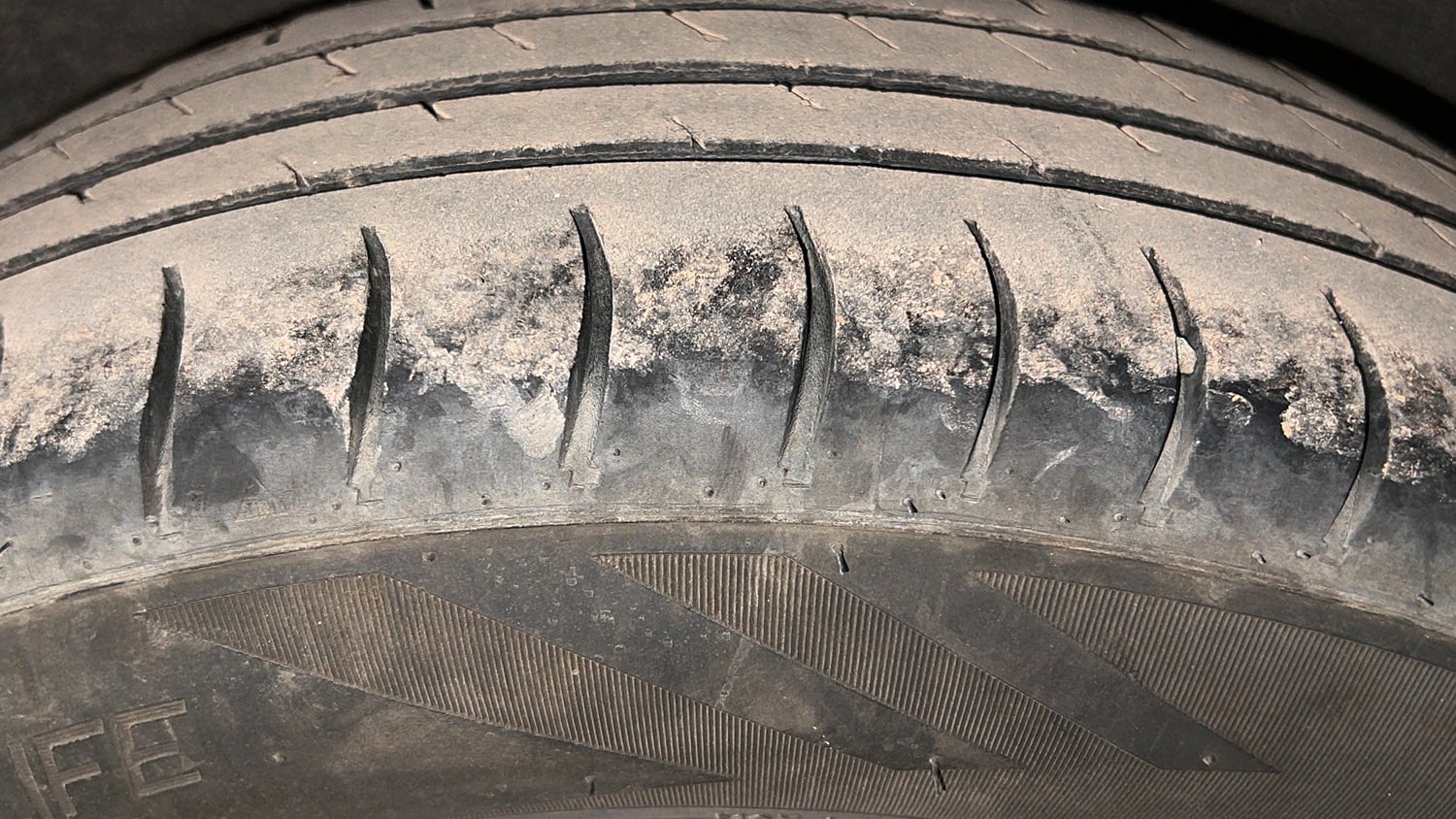 Used 2022 Renault Kwid RXT 1.0 (O) Petrol Manual tyres LEFT REAR TYRE TREAD VIEW
