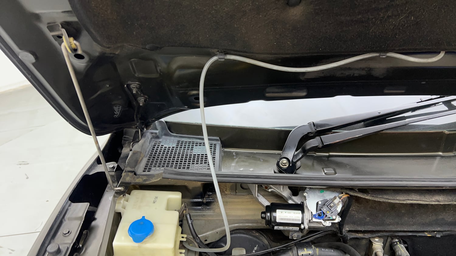 Used 2017 Renault Kwid 1.0 RXT AMT Opt Petrol Automatic engine ENGINE RIGHT SIDE HINGE & APRON VIEW