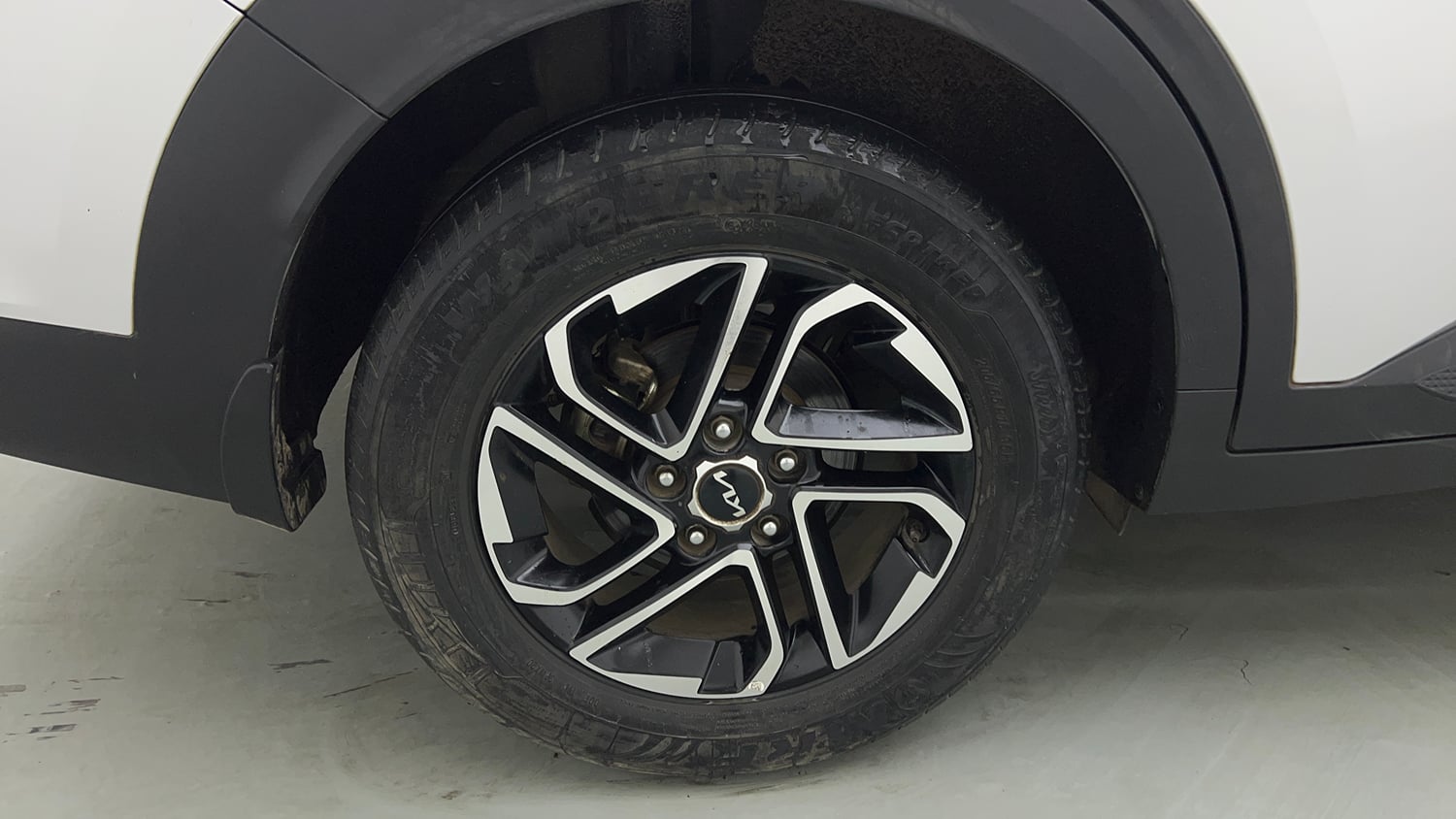 Used 2022 Kia Carens Prestige Plus 1.4 Petrol MT 7 STR Petrol Manual tyres RIGHT REAR TYRE RIM VIEW