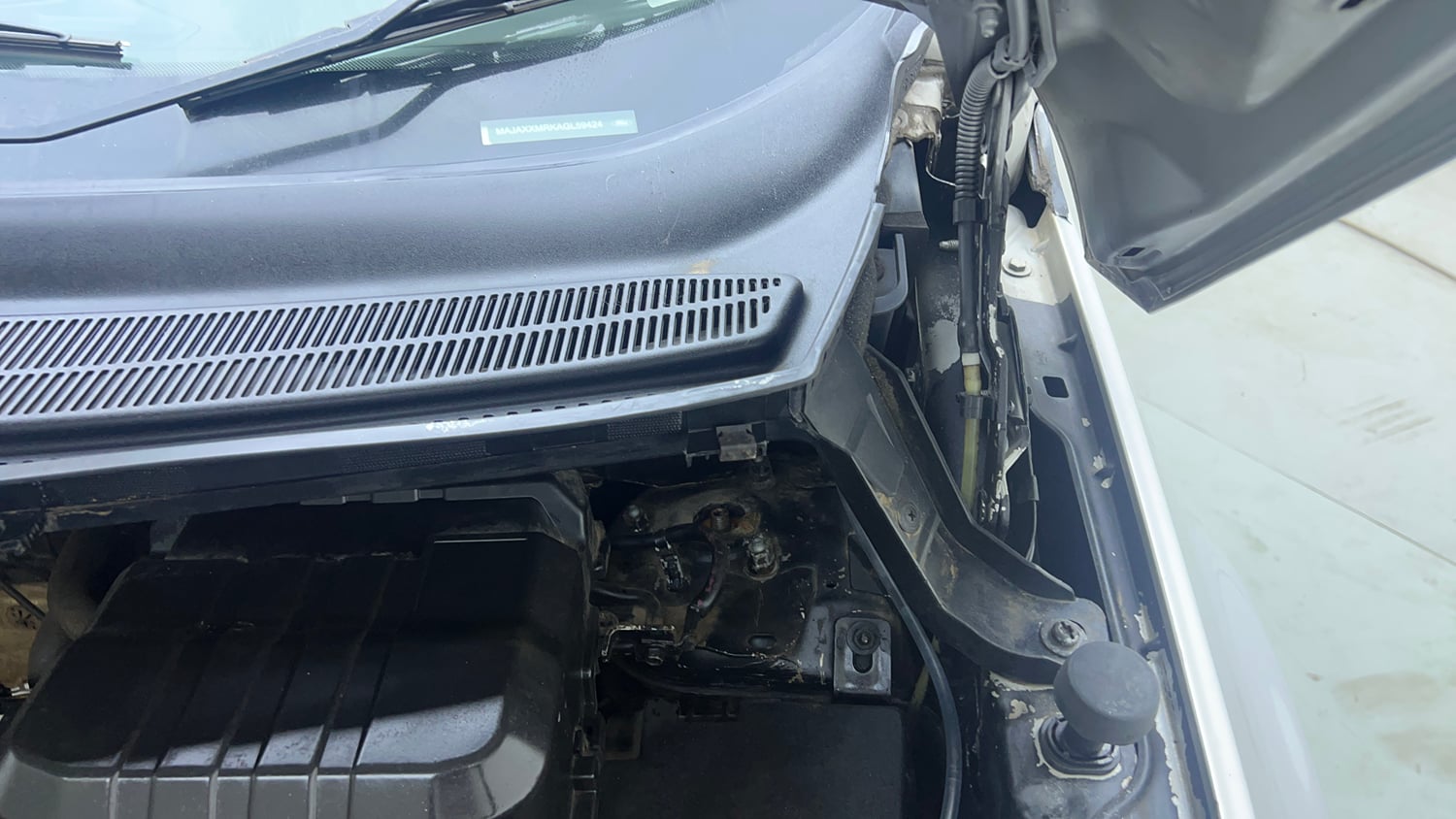 Used 2016 Ford EcoSport Titanium 1.5L Ti-VCT Petrol Manual engine ENGINE LEFT SIDE HINGE & APRON VIEW