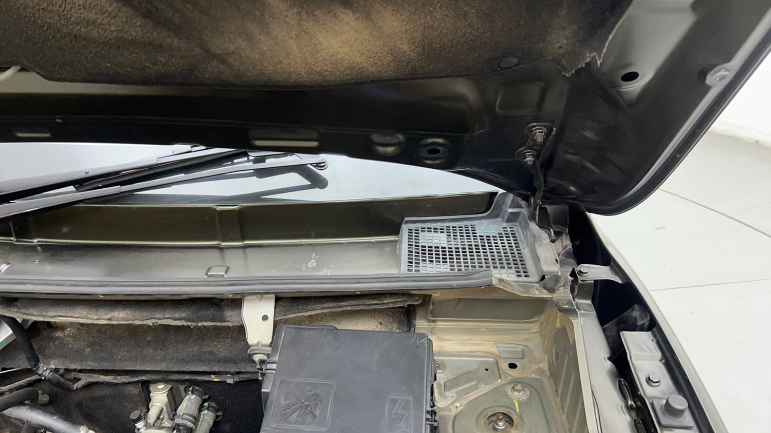 Used 2017 Renault Kwid 1.0 RXT AMT Opt Petrol Automatic engine ENGINE LEFT SIDE HINGE & APRON VIEW