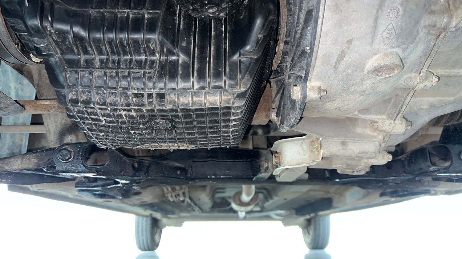 Used 2017 Renault Kwid 1.0 RXT AMT Opt Petrol Automatic extra FRONT LEFT UNDERBODY VIEW