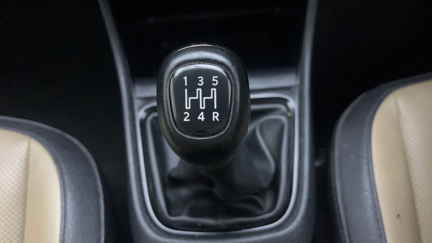 Used 2022 Tata Punch Kaziranga Creative MT Petrol Manual interior GEAR  KNOB VIEW
