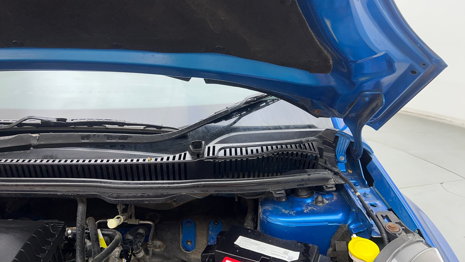 Used 2018 Tata Nexon XM Petrol Manual engine ENGINE LEFT SIDE HINGE & APRON VIEW