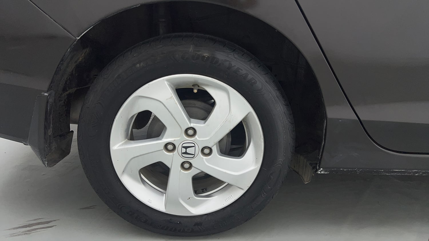 Used 2015 Honda City VX Petrol Manual tyres RIGHT REAR TYRE RIM VIEW