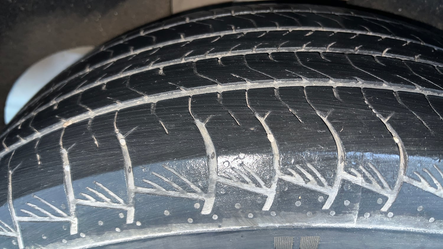 Used 2023 Hyundai Alcazar Signature (O) 7 STR 1.5 Petrol DCT Petrol Automatic tyres RIGHT REAR TYRE TREAD VIEW