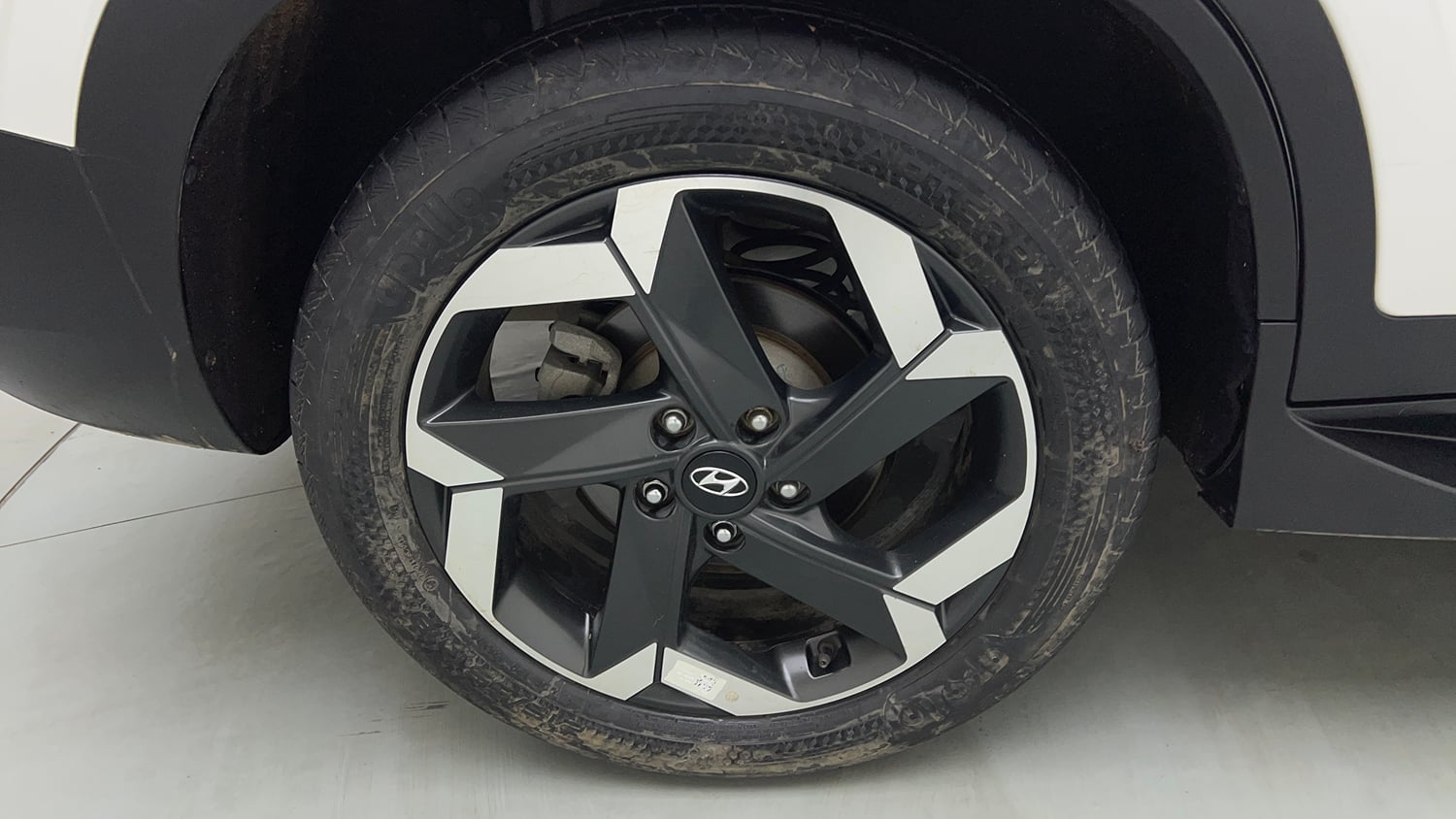 Used 2024 Hyundai Alcazar Platinum (O) 7 Seater 1.5 Diesel AT Diesel Automatic tyres RIGHT REAR TYRE RIM VIEW