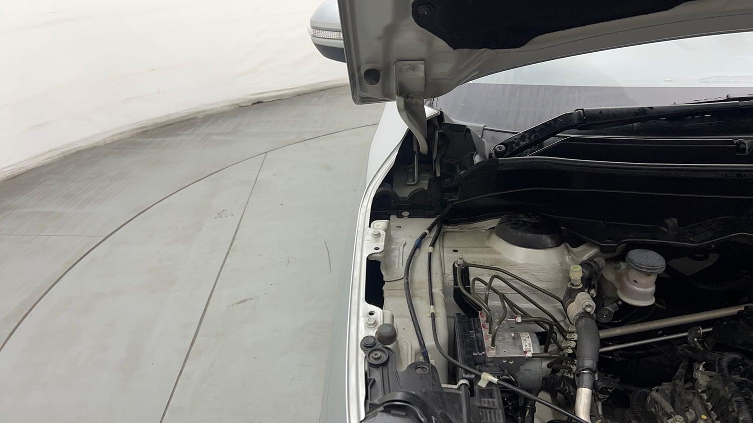 Used 2023 Maruti Suzuki Brezza ZXi AT Petrol Automatic engine ENGINE RIGHT SIDE HINGE & APRON VIEW