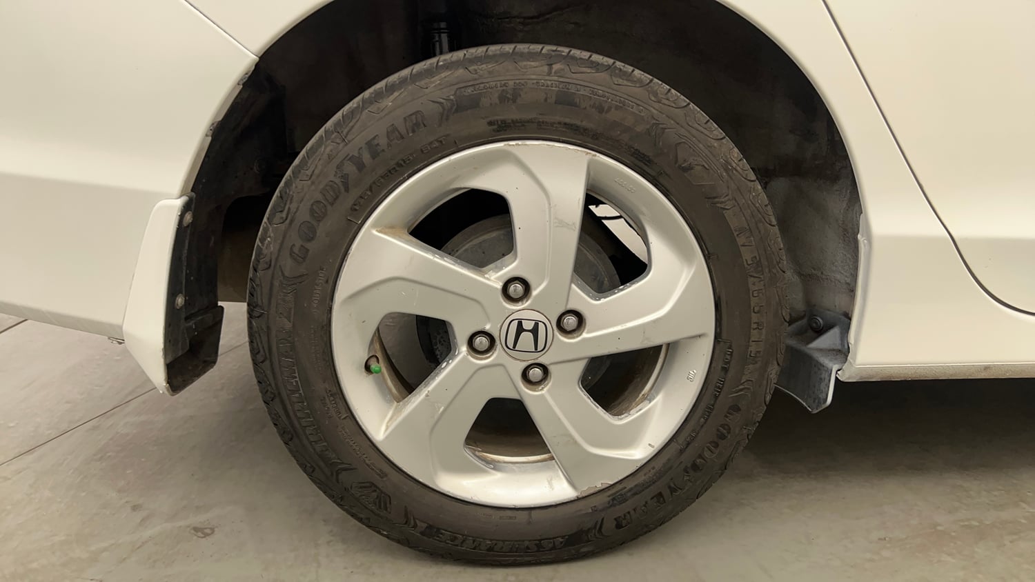Used 2015 Honda City VX CVT Petrol Automatic tyres RIGHT REAR TYRE RIM VIEW
