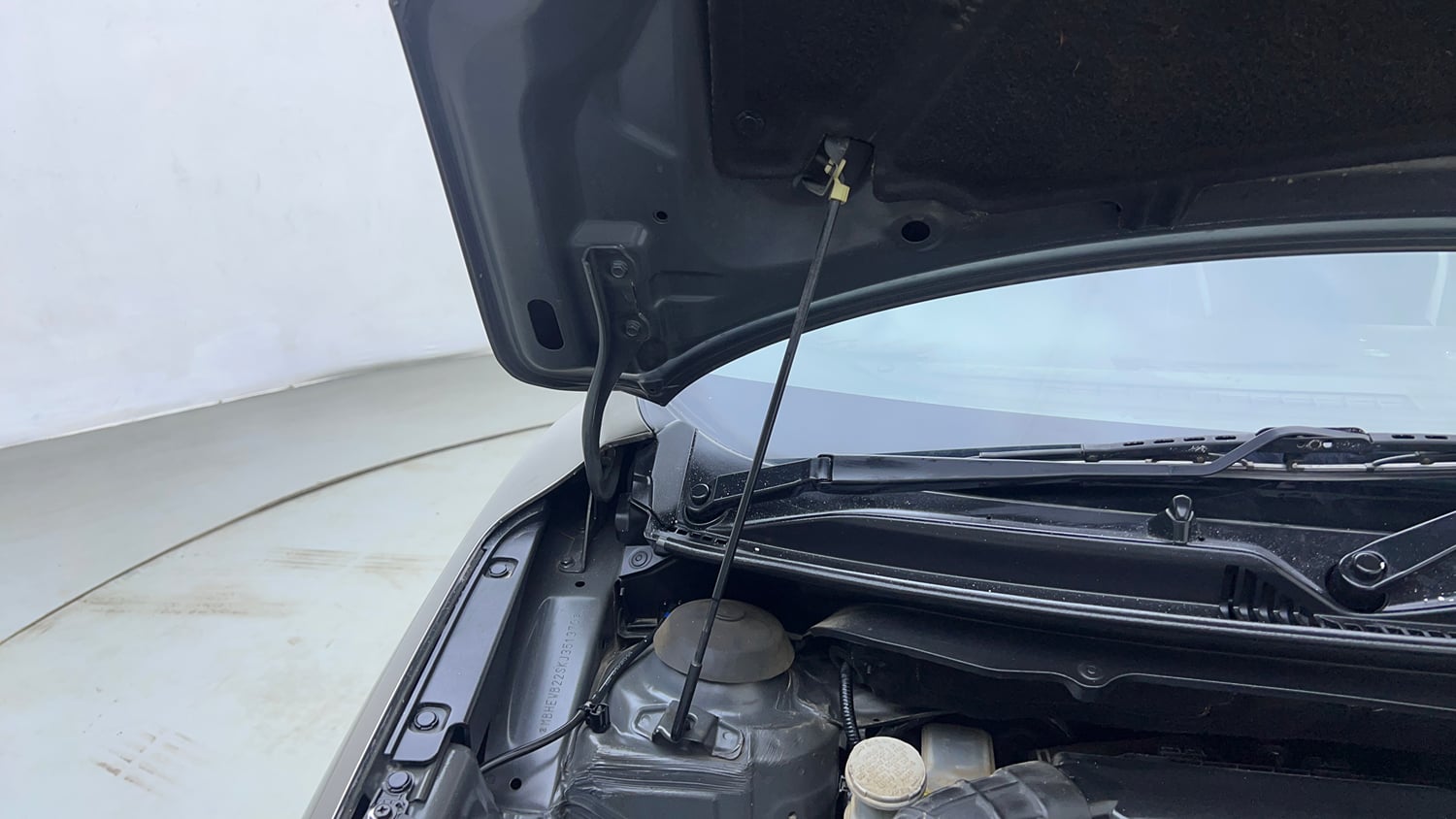 Used 2019 Maruti Suzuki Baleno Delta Petrol Manual engine ENGINE RIGHT SIDE HINGE & APRON VIEW