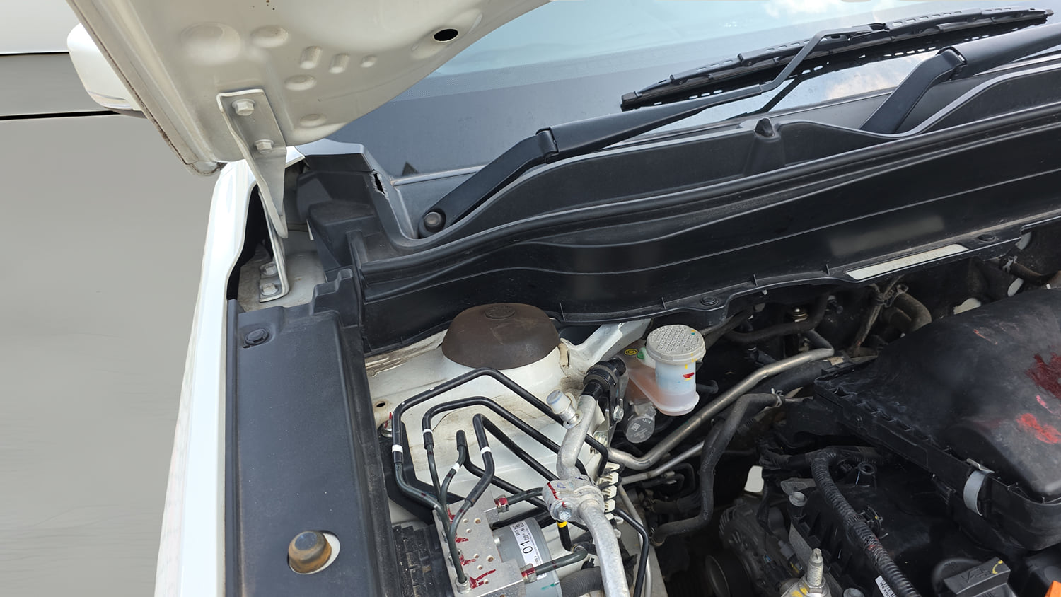 Used 2023 Maruti Suzuki Grand Vitara Zeta Smart Hybrid Petrol Manual engine ENGINE RIGHT SIDE HINGE & APRON VIEW