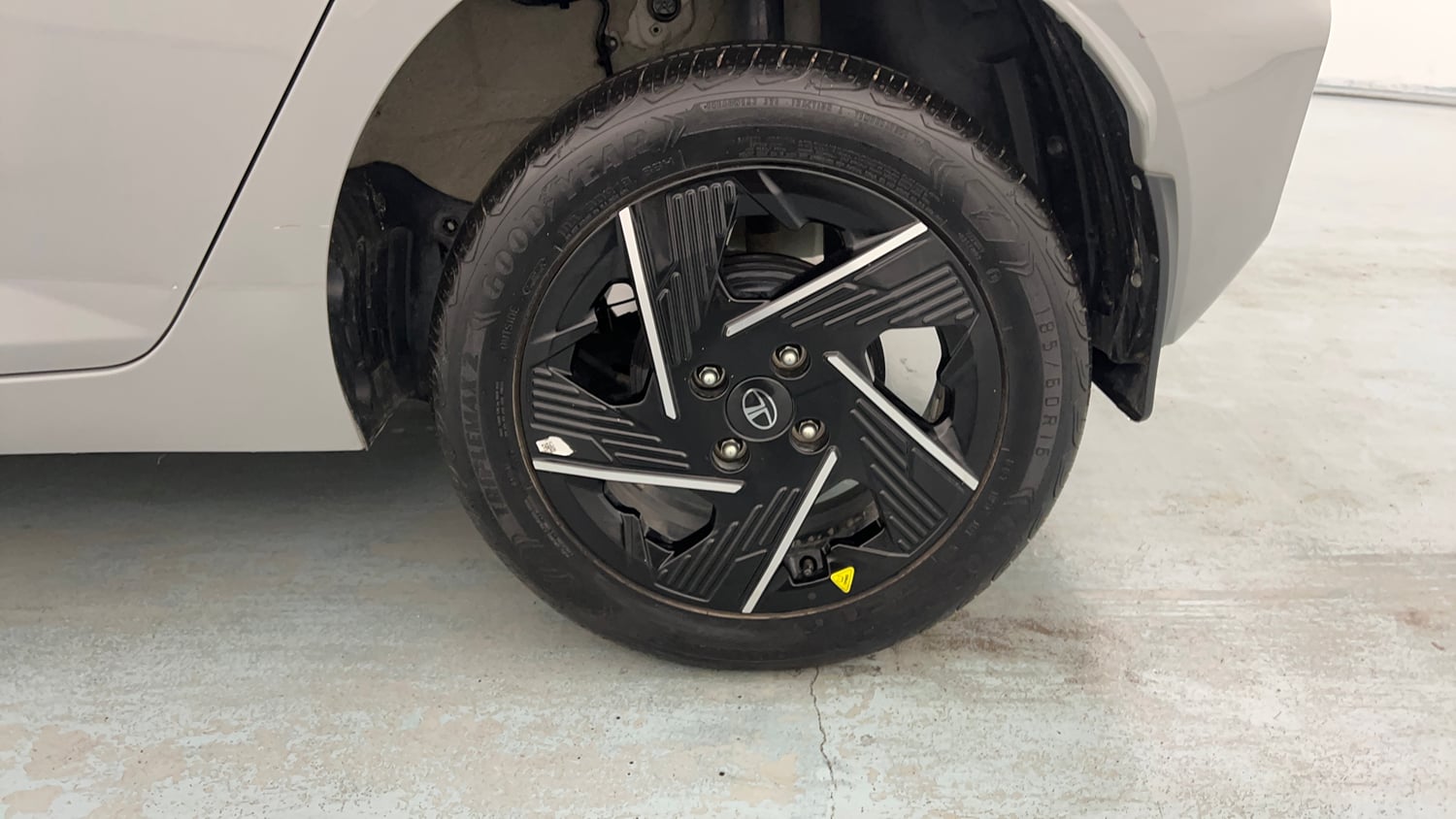 Used 2025 Tata Altroz Accomplished S Diesel 5MT Diesel Manual tyres LEFT REAR TYRE RIM VIEW