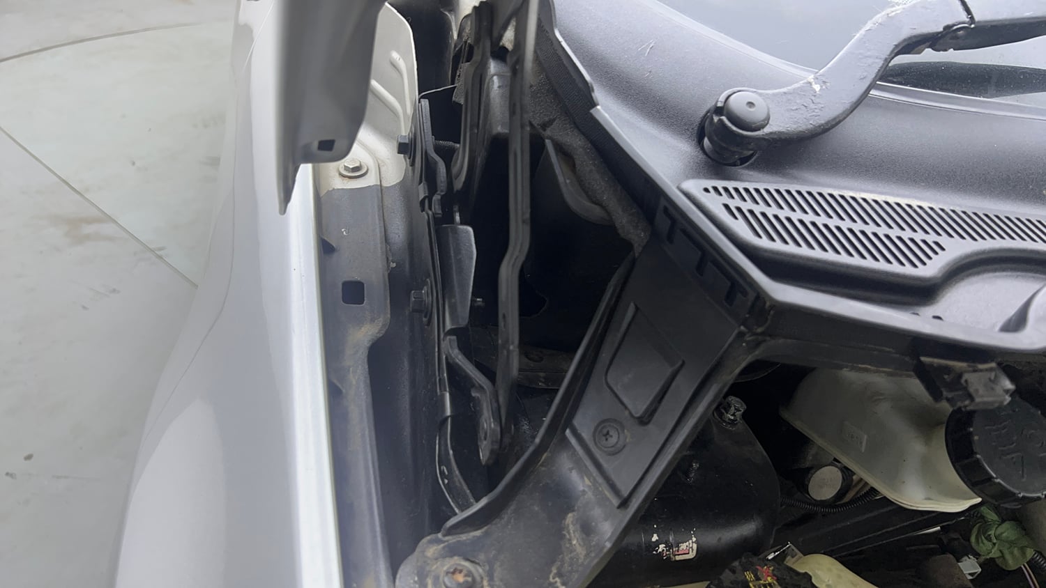 Used 2016 Ford EcoSport Titanium 1.5L Ti-VCT Petrol Manual engine ENGINE RIGHT SIDE HINGE & APRON VIEW