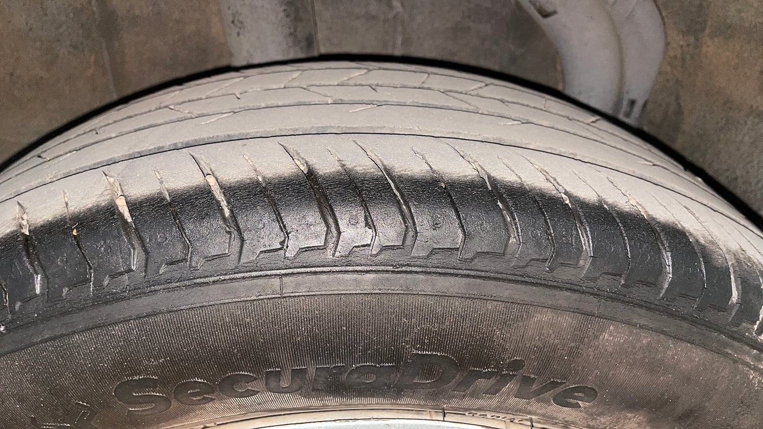 Used 2021 Renault Kiger RXT 1.0 Turbo MT Petrol Manual tyres RIGHT REAR TYRE TREAD VIEW