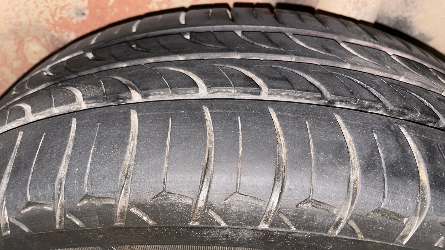 Used 2014 Volkswagen Polo Comfortline 1.2L (P) Petrol Manual tyres LEFT REAR TYRE TREAD VIEW