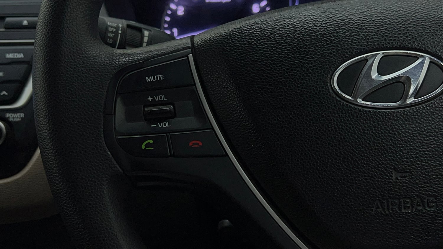 Used 2016 Hyundai Elite i20 Sportz 1.2 Petrol Manual top_features Steering mounted controls