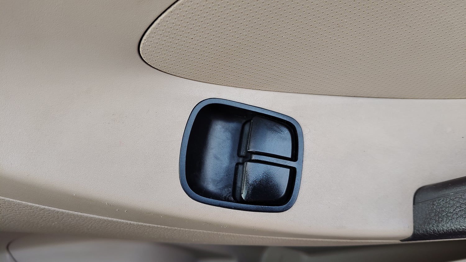 Used 2018 Hyundai Eon Magna + Petrol Manual top_features Power windows