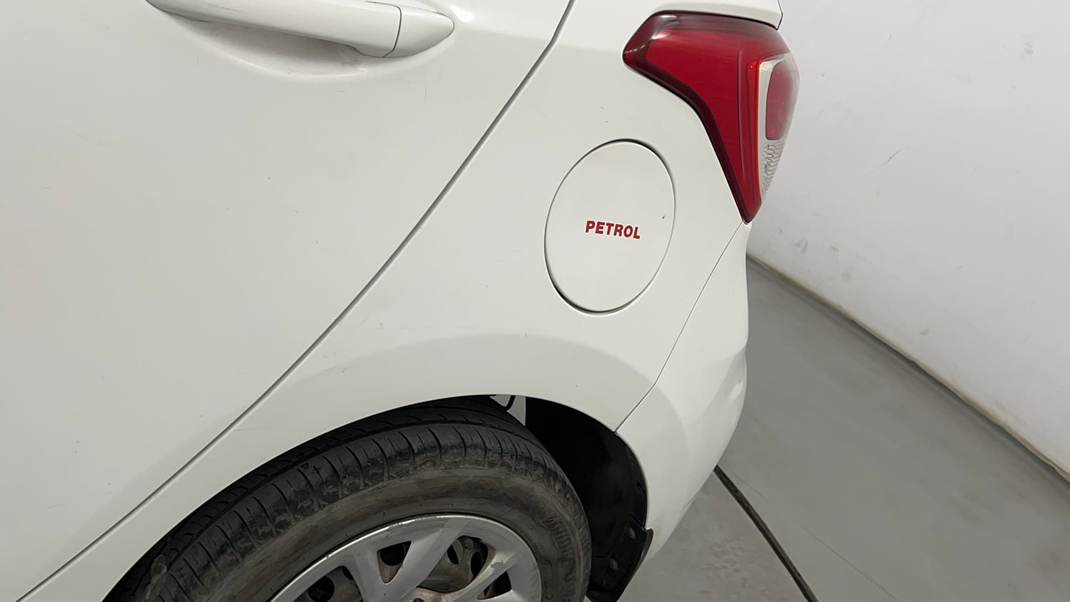Used 2018 Hyundai Grand i10 Magna 1.2 Kappa VTVT Petrol Manual dents MINOR SCRATCH