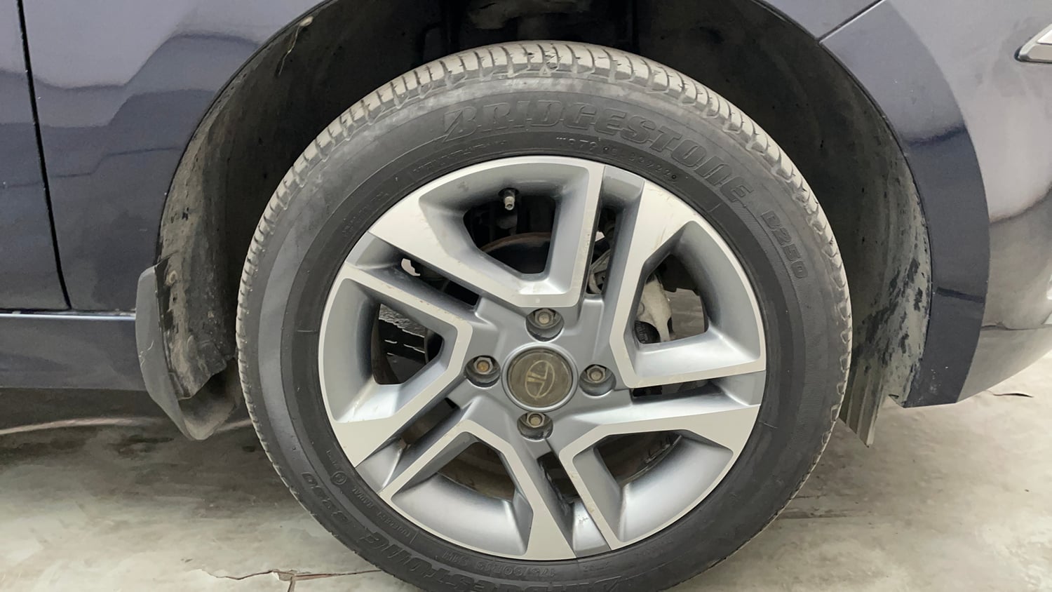 Used 2022 Tata Tigor XZA Plus Petrol Automatic tyres RIGHT FRONT TYRE RIM VIEW
