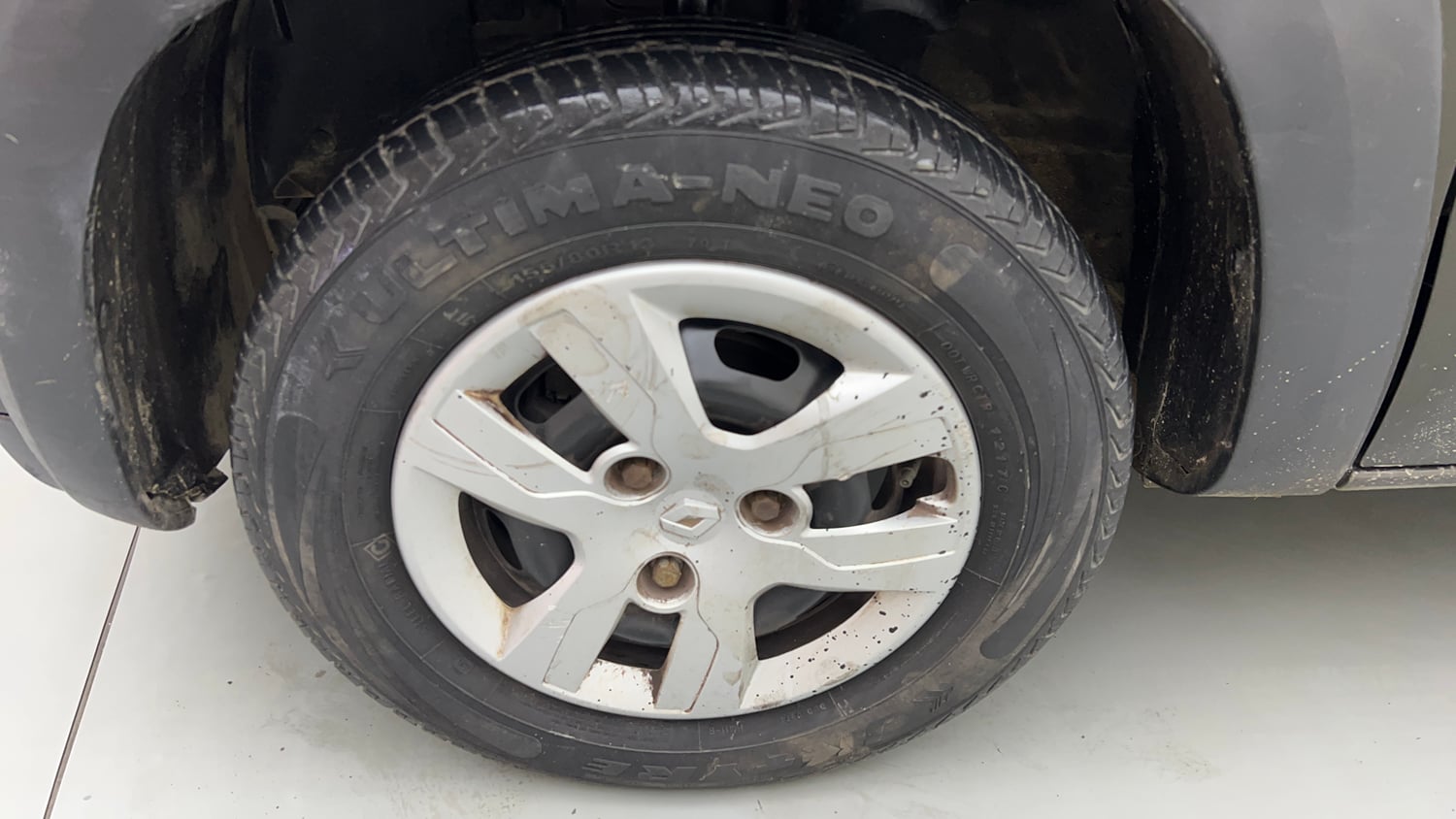 Used 2017 Renault Kwid 1.0 RXT AMT Opt Petrol Automatic tyres LEFT FRONT TYRE RIM VIEW