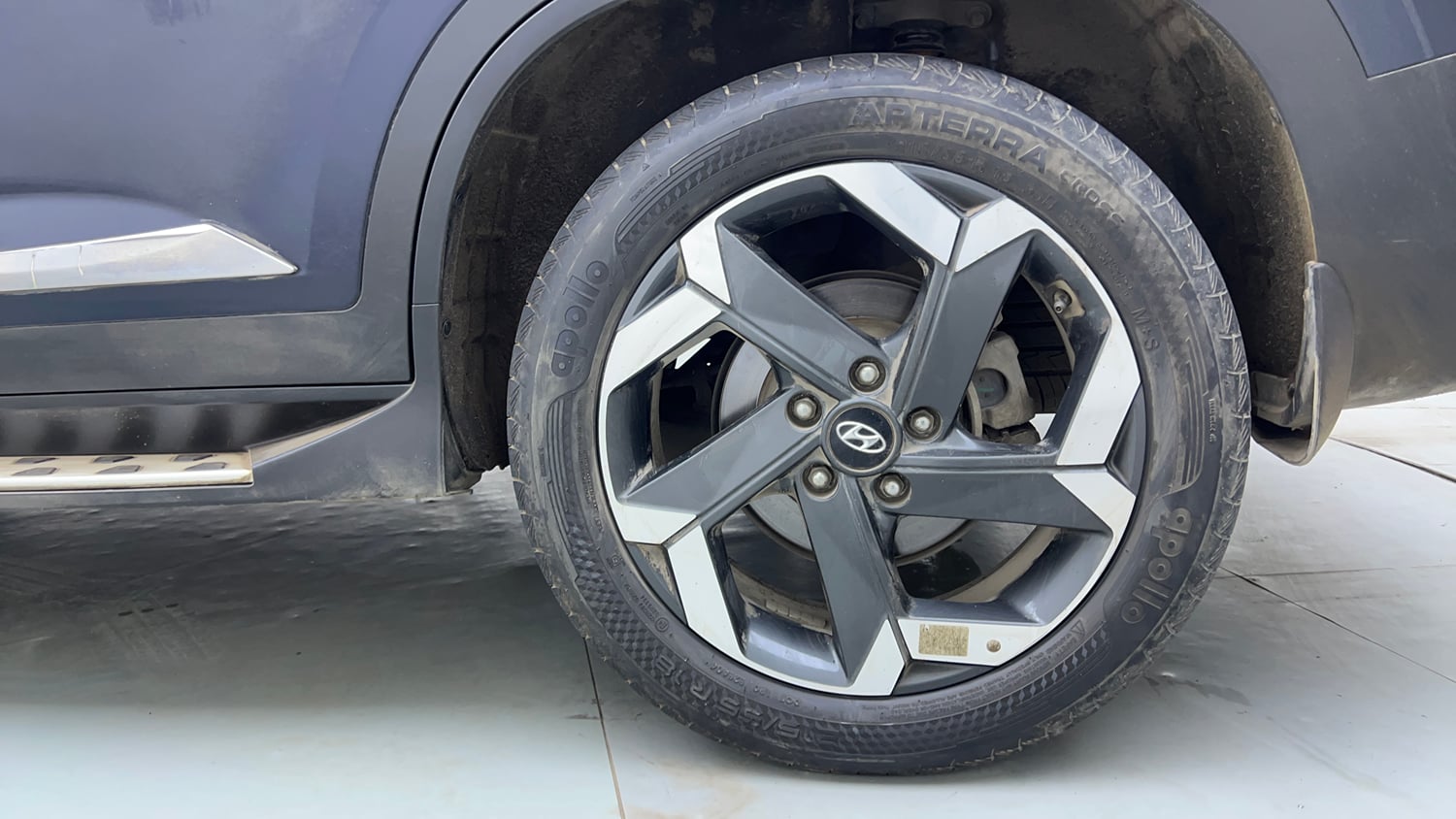 Used 2022 Hyundai Alcazar Signature (O) 7 Seater 1.5 Diesel AT Diesel Automatic tyres LEFT REAR TYRE RIM VIEW