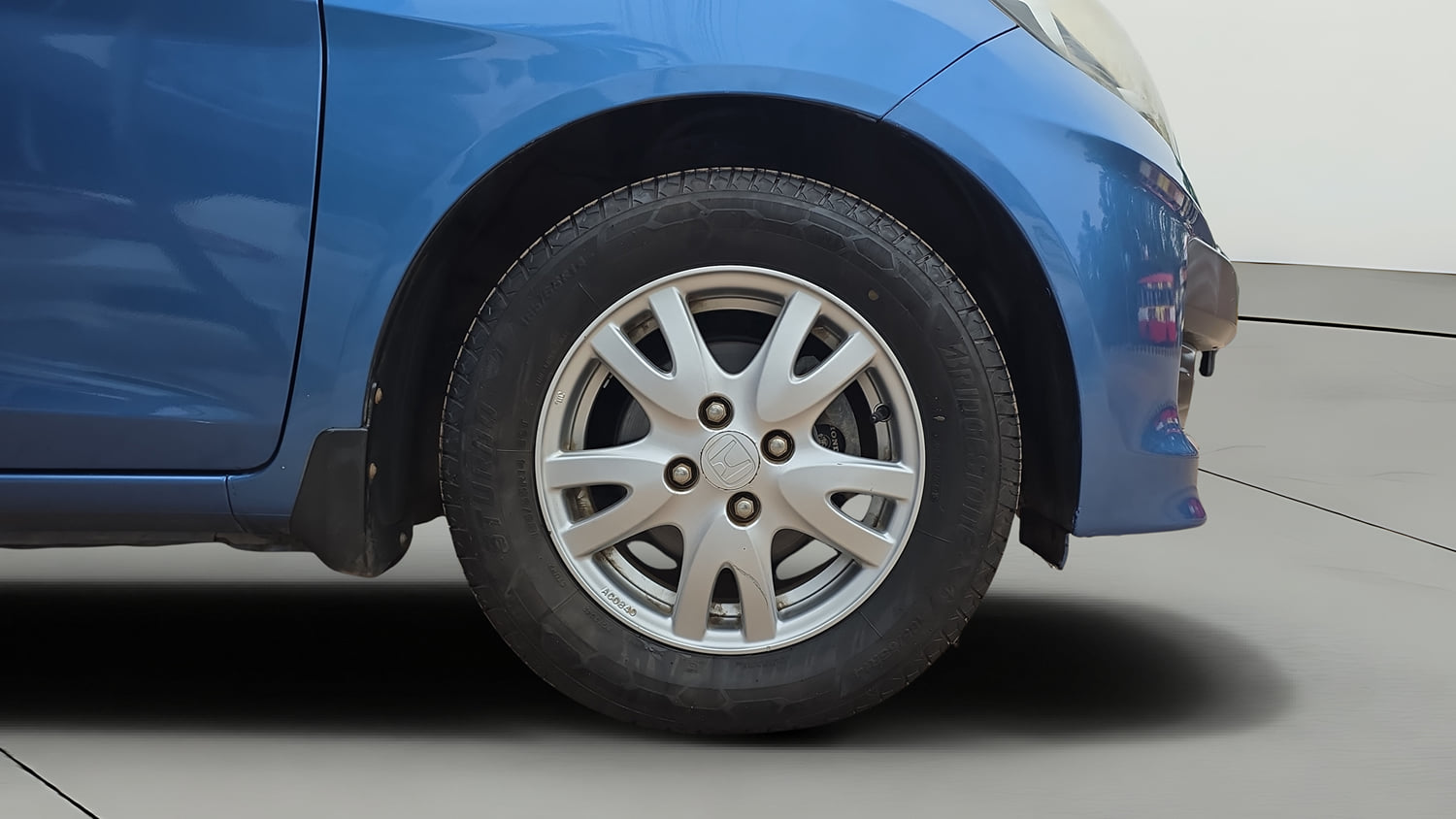 Used 2015 Honda Brio VX AT Petrol Automatic tyres RIGHT FRONT TYRE RIM VIEW