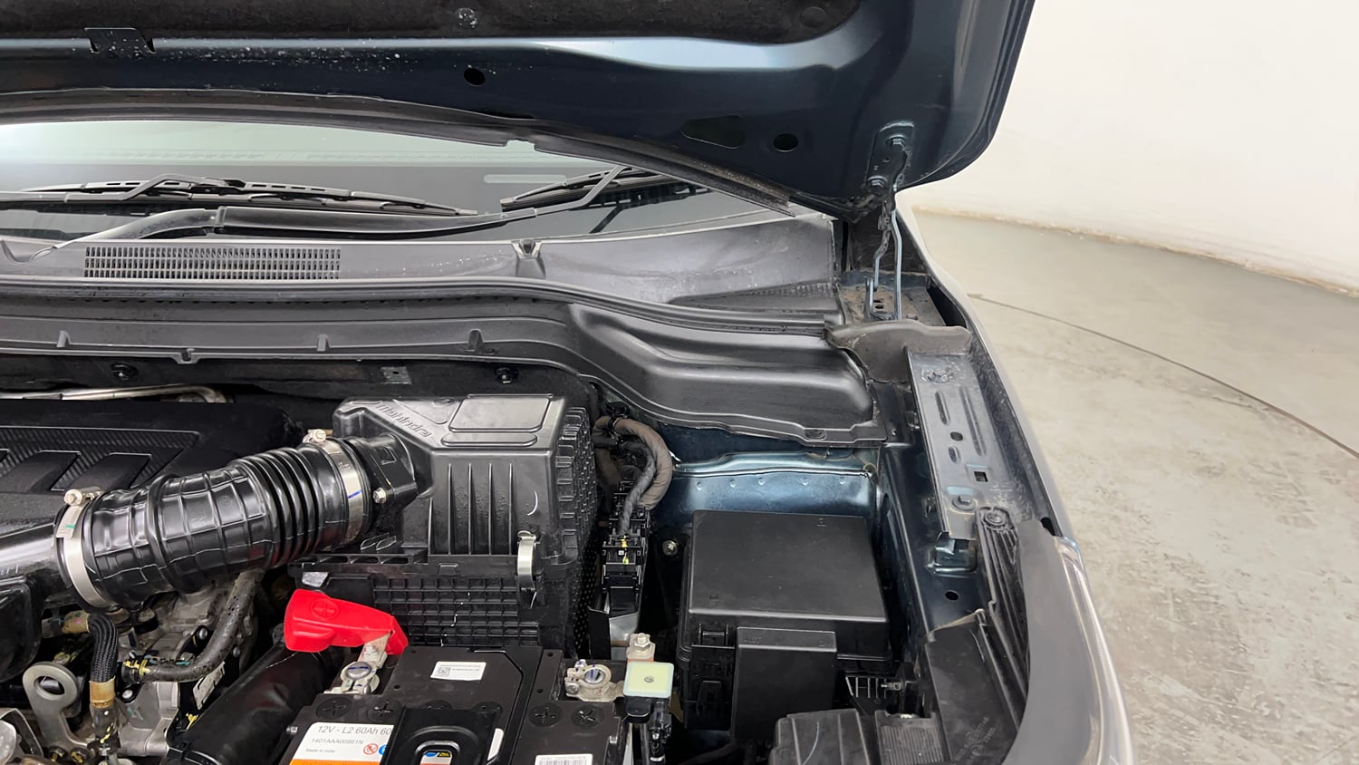 Used 2023 Mahindra XUV 300 W8 (O) 1.2 Petrol AMT Petrol Automatic engine ENGINE LEFT SIDE HINGE & APRON VIEW