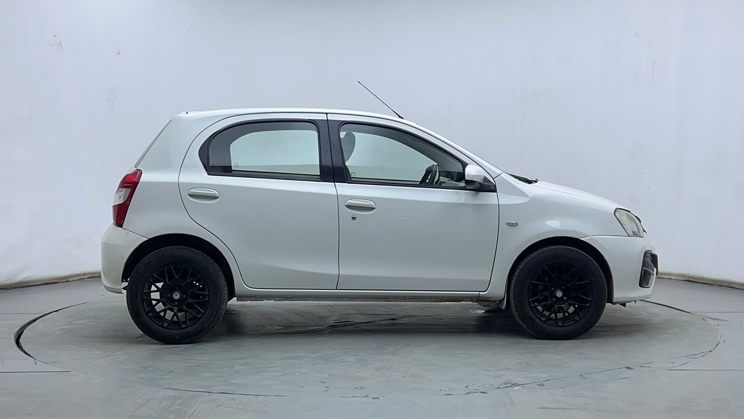 Used 2017 Toyota Etios Liva GXD Diesel Manual exterior RIGHT SIDE VIEW