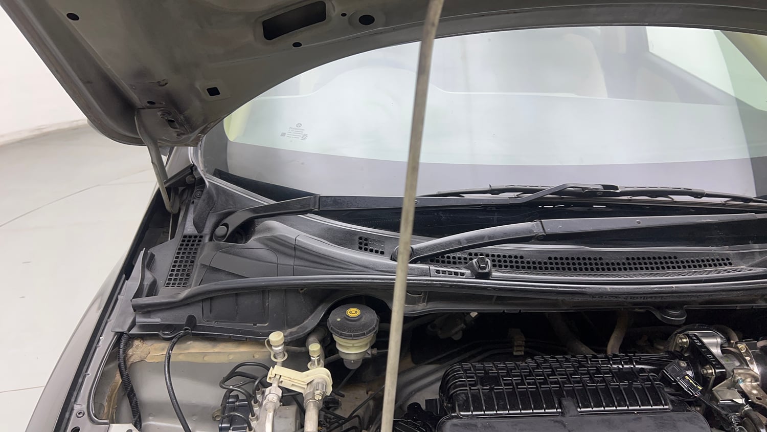 Used 2017 Honda City V Petrol Petrol Manual engine ENGINE RIGHT SIDE HINGE & APRON VIEW