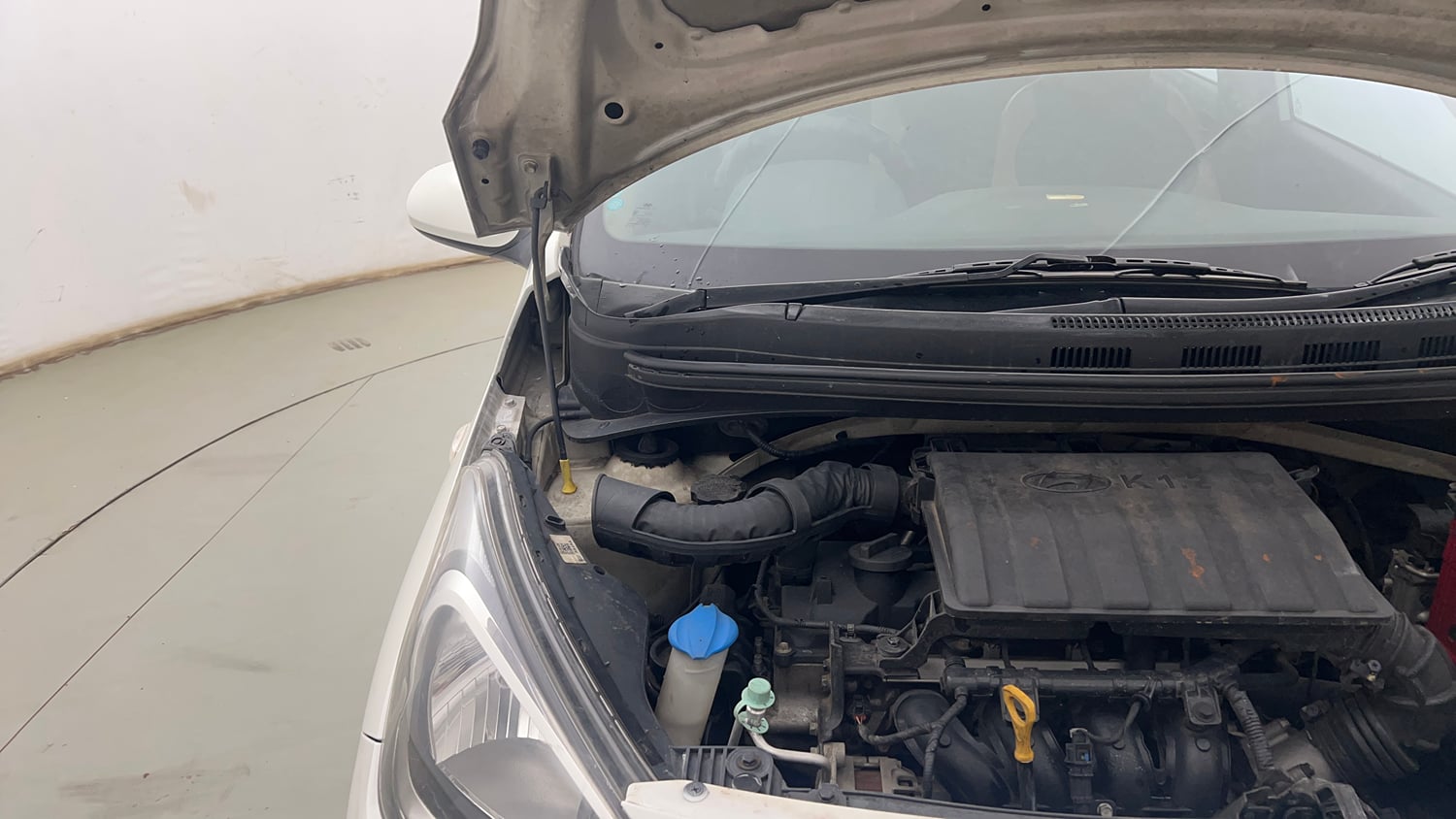 Used 2020 Hyundai Xcent S Petrol Manual engine ENGINE RIGHT SIDE HINGE & APRON VIEW