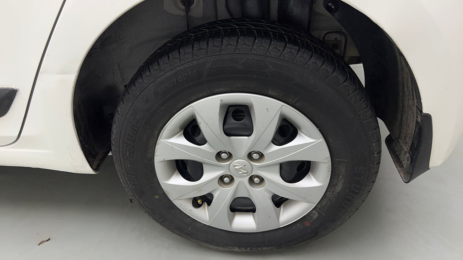 Used 2016 Hyundai Elite i20 Sportz 1.2 Petrol Manual tyres LEFT REAR TYRE RIM VIEW