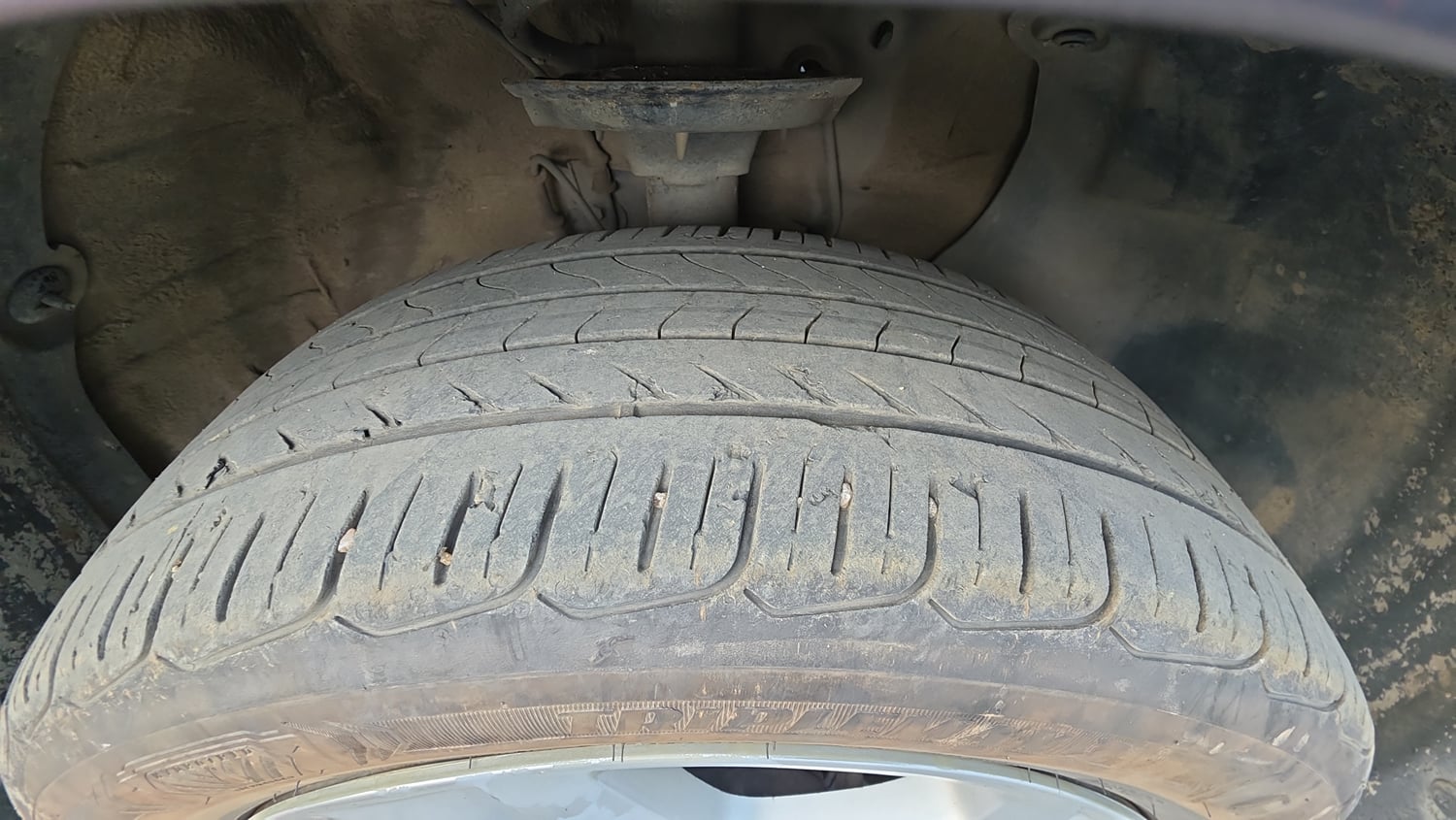 Used 2017 Hyundai Elite i20 Asta 1.2 Petrol Manual tyres RIGHT FRONT TYRE TREAD VIEW