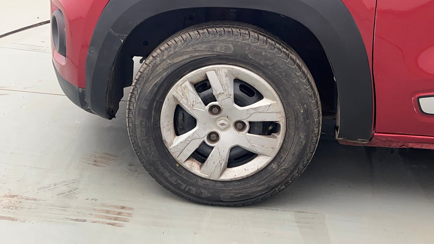 Used 2017 Renault Kwid 1.0 RXT AMT Opt Petrol Automatic tyres LEFT FRONT TYRE RIM VIEW