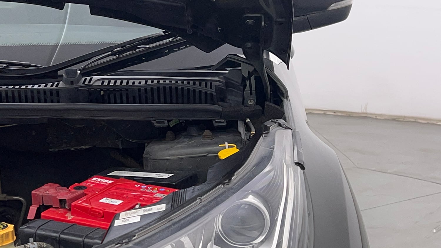Used 2020 Tata Nexon XZ Plus (O) Dual Tone Petrol Manual engine ENGINE LEFT SIDE HINGE & APRON VIEW