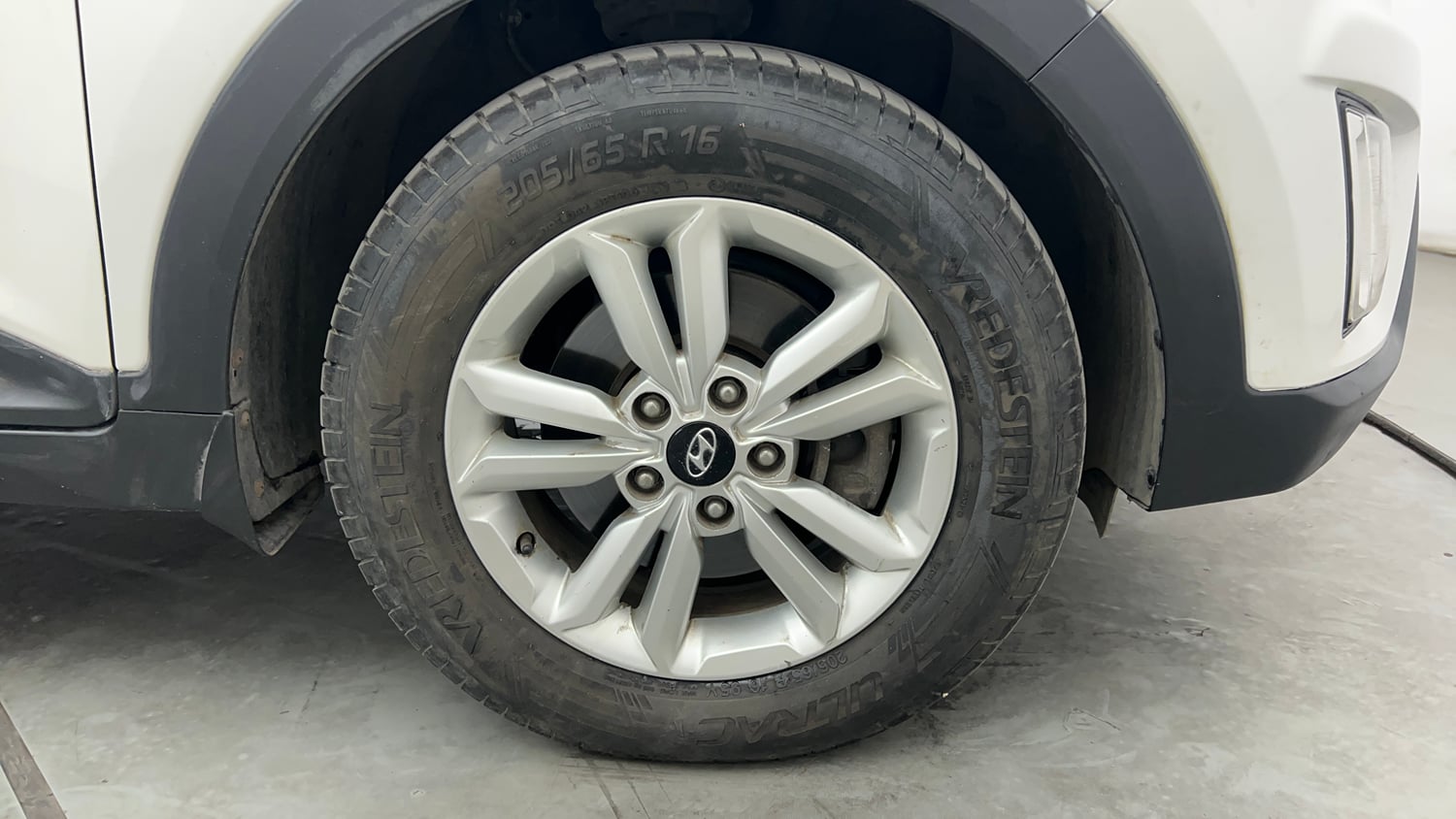 Used 2017 Hyundai Creta SX Plus 1.6 CRDI Diesel Manual tyres RIGHT FRONT TYRE RIM VIEW
