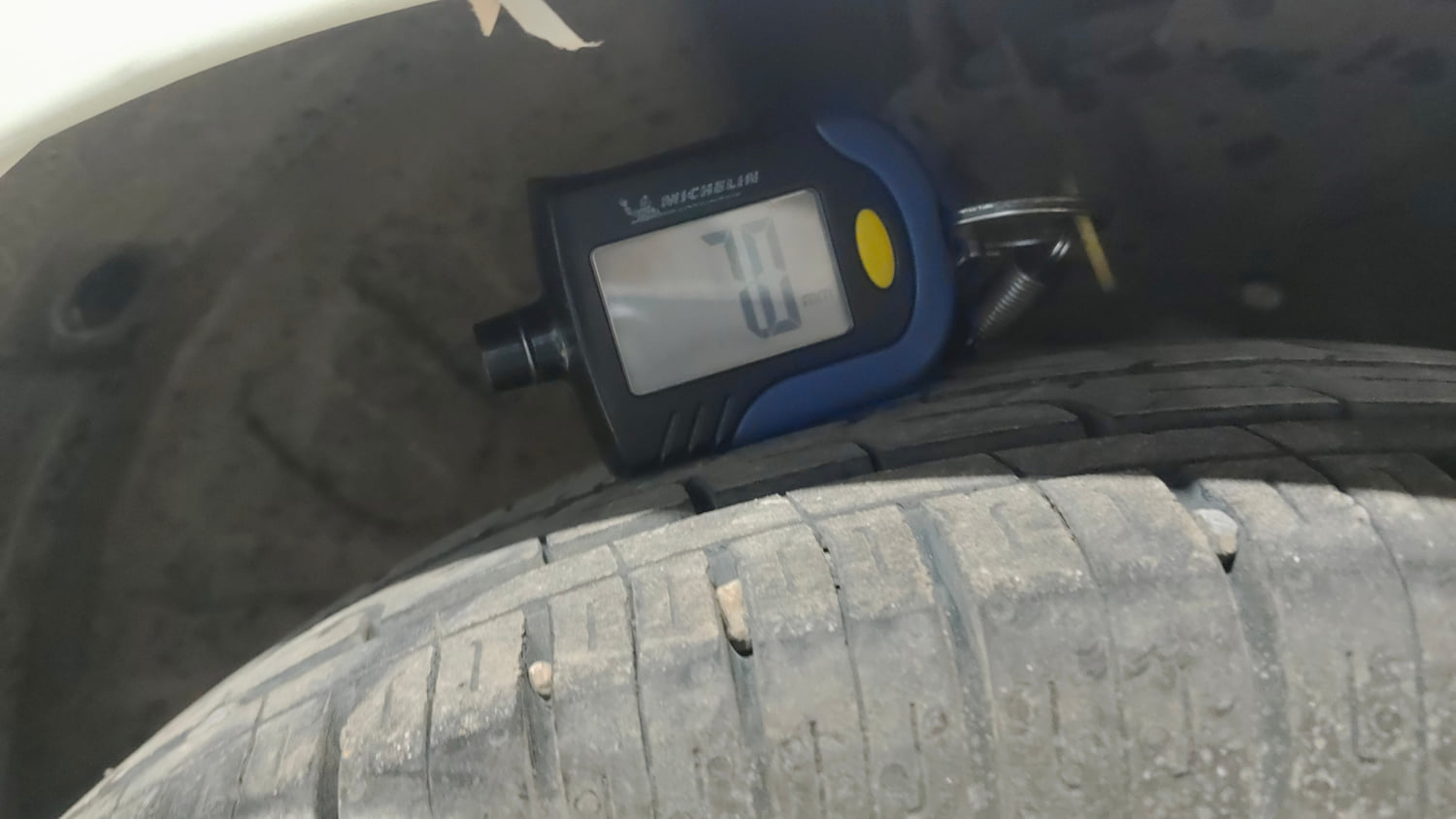 Used 2015 Maruti Suzuki Celerio VXi AMT Petrol Automatic tyres RIGHT FRONT TYRE RIM VIEW