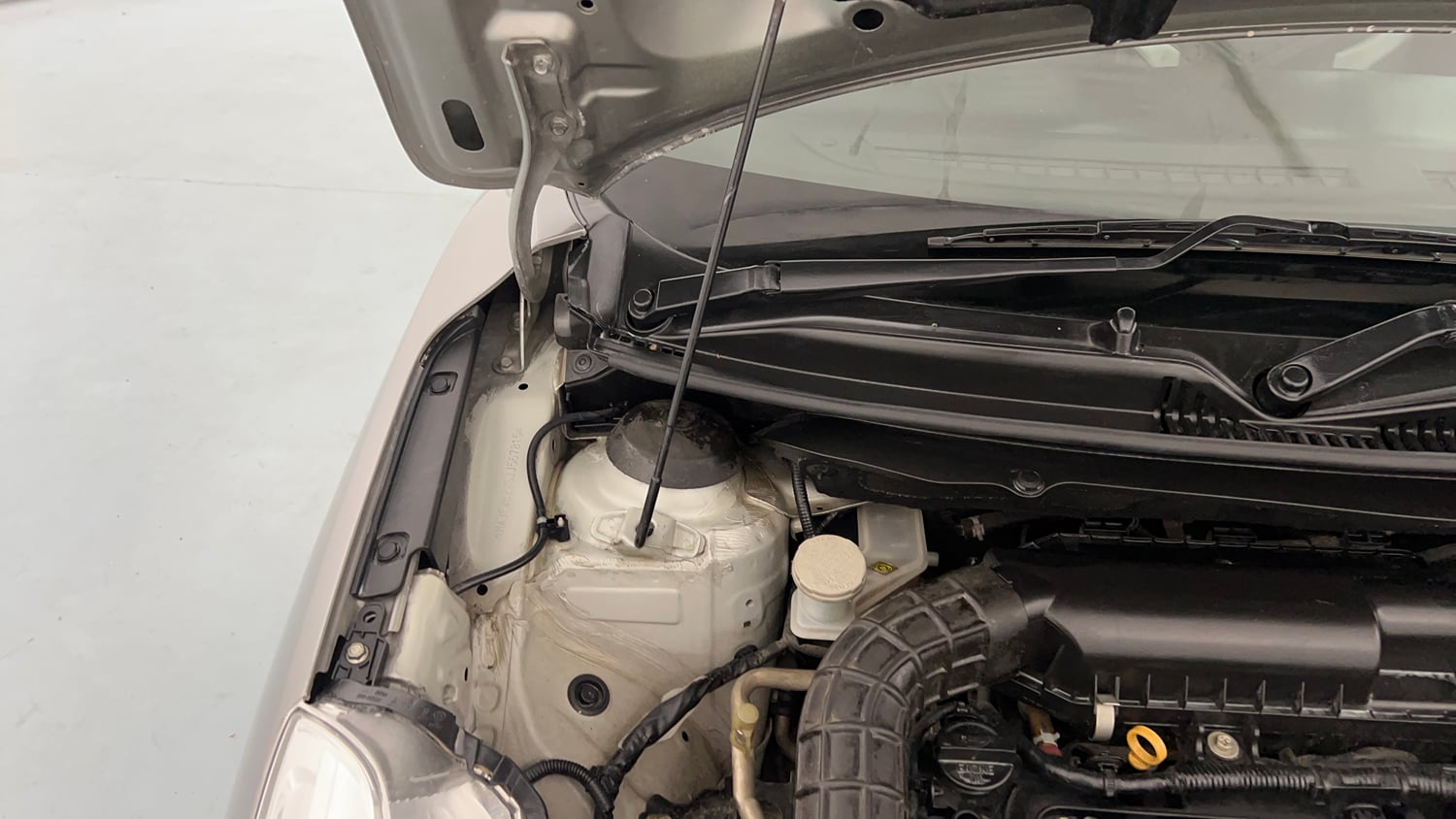 Used 2018 Maruti Suzuki Baleno Zeta 1.2 Petrol Manual engine ENGINE RIGHT SIDE HINGE & APRON VIEW