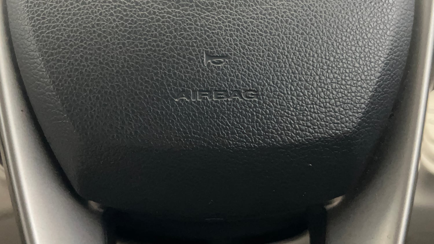 Used 2022 Mahindra XUV 300 W8 (O) 1.2 Petrol Petrol Manual top_features Airbags