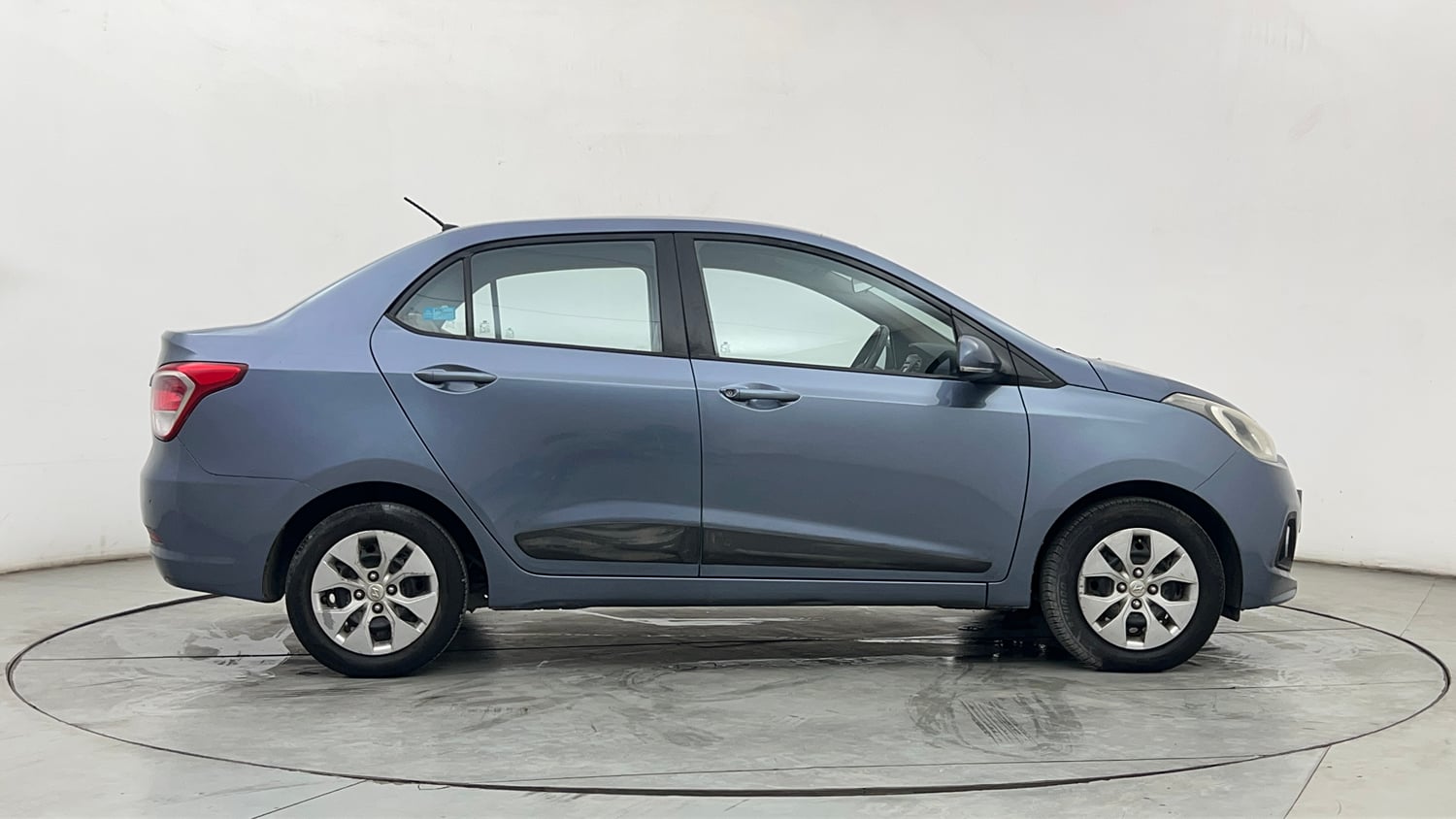 Used 2015 Hyundai Xcent S 1.2 Petrol Manual exterior RIGHT SIDE VIEW