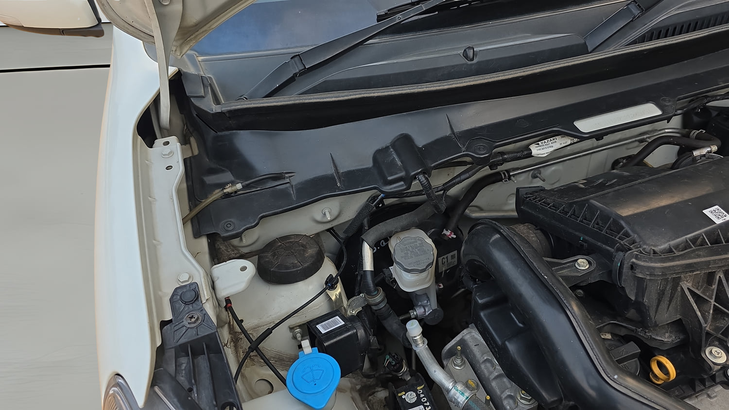 Used 2023 Maruti Suzuki Celerio ZXi Petrol Manual engine ENGINE RIGHT SIDE HINGE & APRON VIEW