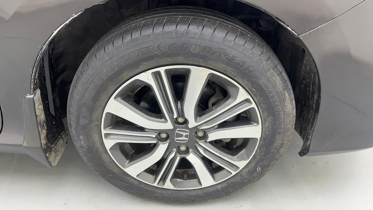 Used 2017 Honda City V Petrol Petrol Manual tyres RIGHT FRONT TYRE RIM VIEW