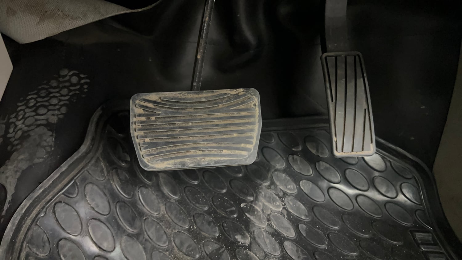 Used 2023 Mahindra XUV 300 W8 (O) 1.2 Petrol AMT Petrol Automatic interior PEDALS VIEW