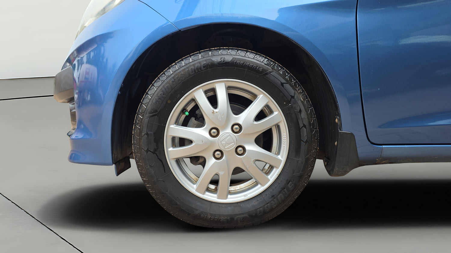 Used 2015 Honda Brio VX AT Petrol Automatic tyres LEFT FRONT TYRE RIM VIEW
