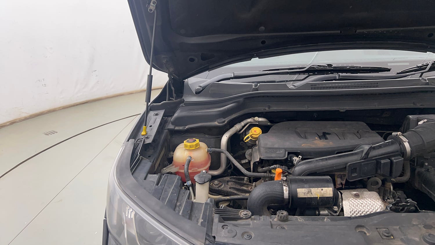 Used 2022 Mahindra XUV 300 W8 (O) 1.2 Petrol Petrol Manual engine ENGINE RIGHT SIDE HINGE & APRON VIEW