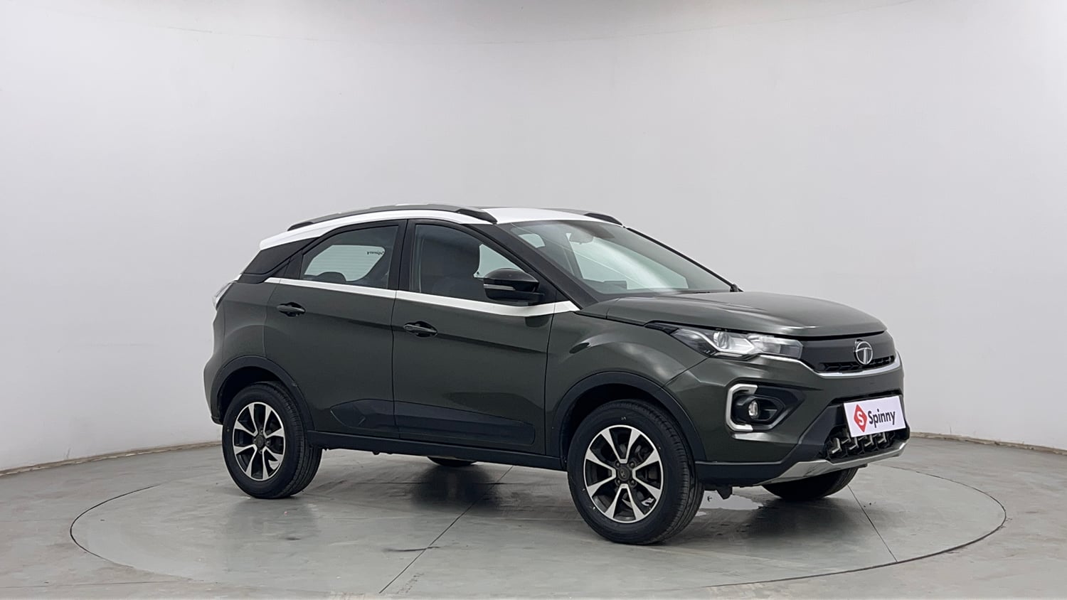 Used 2020 Tata Nexon XZ Plus (O) Dual Tone Petrol Manual exterior RIGHT FRONT CORNER VIEW