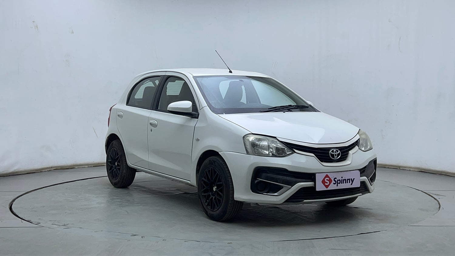 Used 2017 Toyota Etios Liva GXD Diesel Manual exterior RIGHT FRONT CORNER VIEW