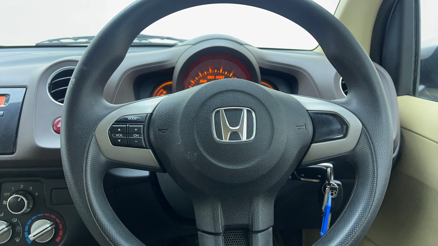 Used 2013 Honda Amaze 1.2 S i-VTEC Petrol Manual top_features Steering mounted controls