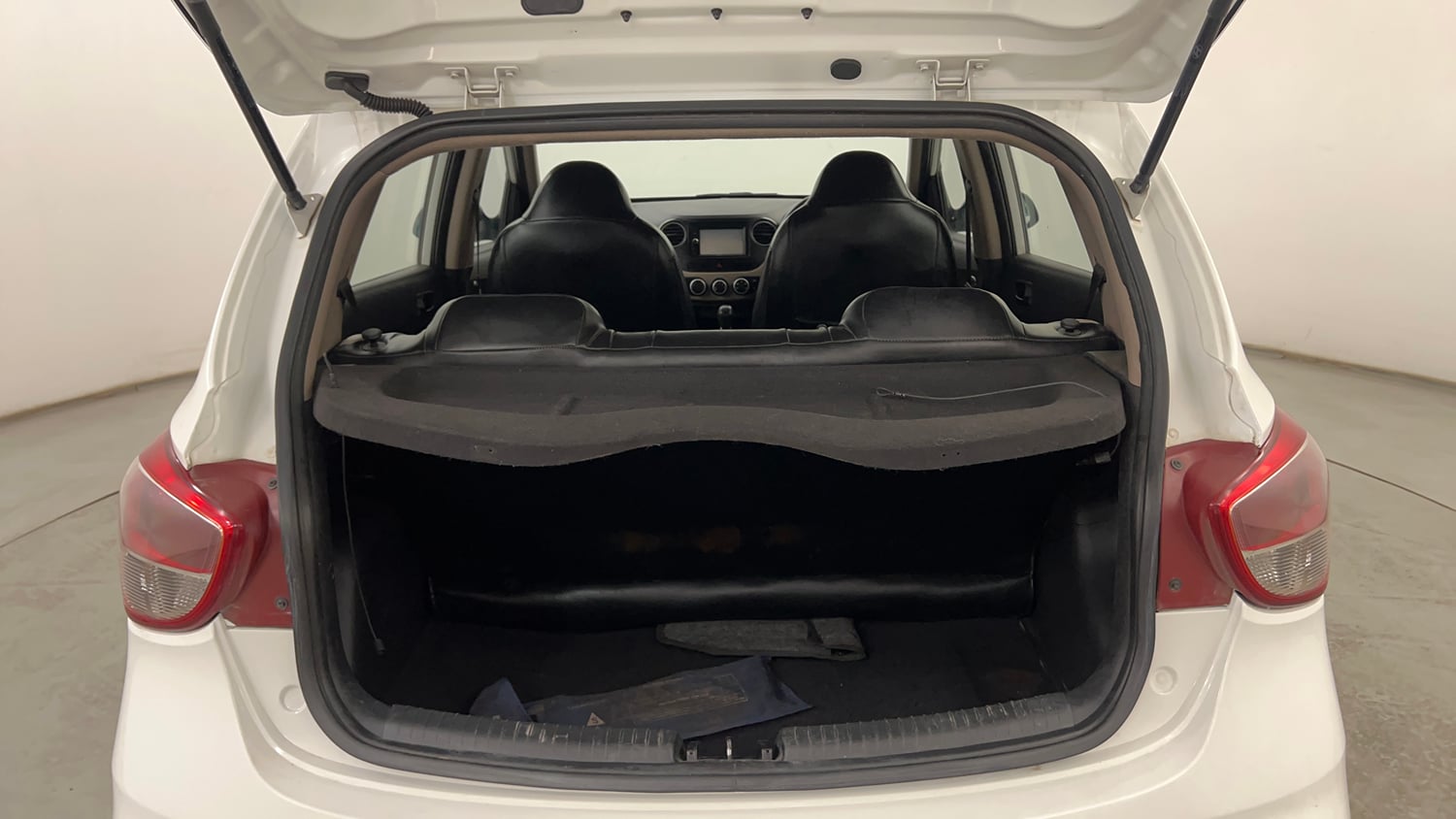 Used 2018 Hyundai Grand i10 Magna 1.2 Kappa VTVT Petrol Manual interior DICKY INSIDE VIEW