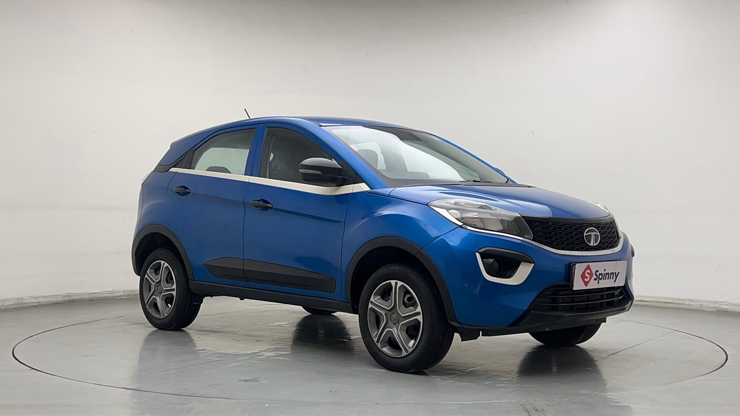 Used 2018 Tata Nexon XM Petrol Manual exterior RIGHT FRONT CORNER VIEW